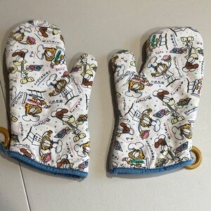 Cartoon Chef Oven Mitts - White and Blue